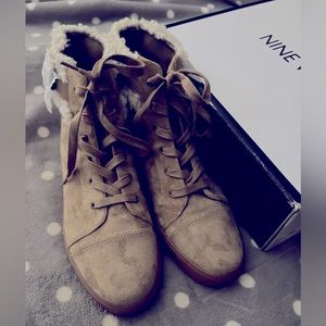 BNWB 9.5 Nine West Pedalo Sneakers